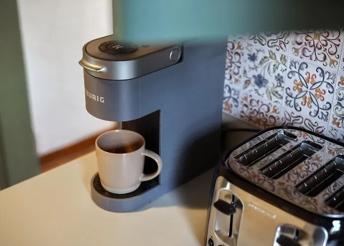 Cozy 3-bedroom Family - Sleeps 8, Great Coffee Holiday home Pittsburgh