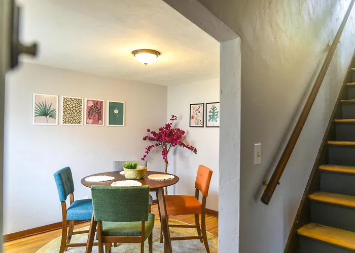 Cozy 3-bedroom Family - Sleeps 8, Great Coffee * Pittsburgh