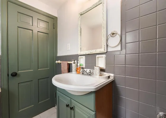 Holiday home Cozy 3-bedroom Family - Sleeps 8, Great Coffee Pittsburgh